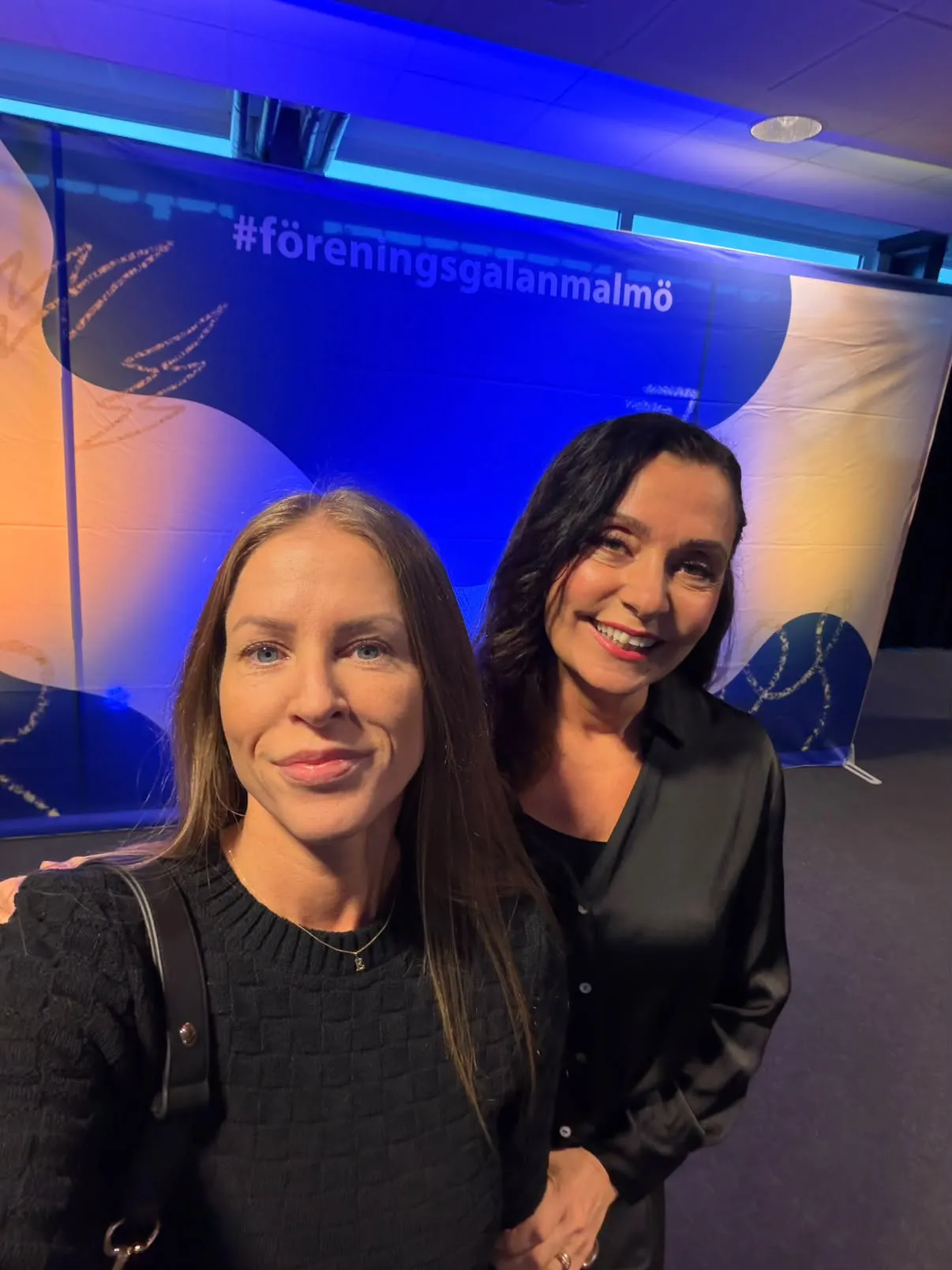 Selvi and Johanna from Limitless Boxning in front of the Föreningsgalan photo wall