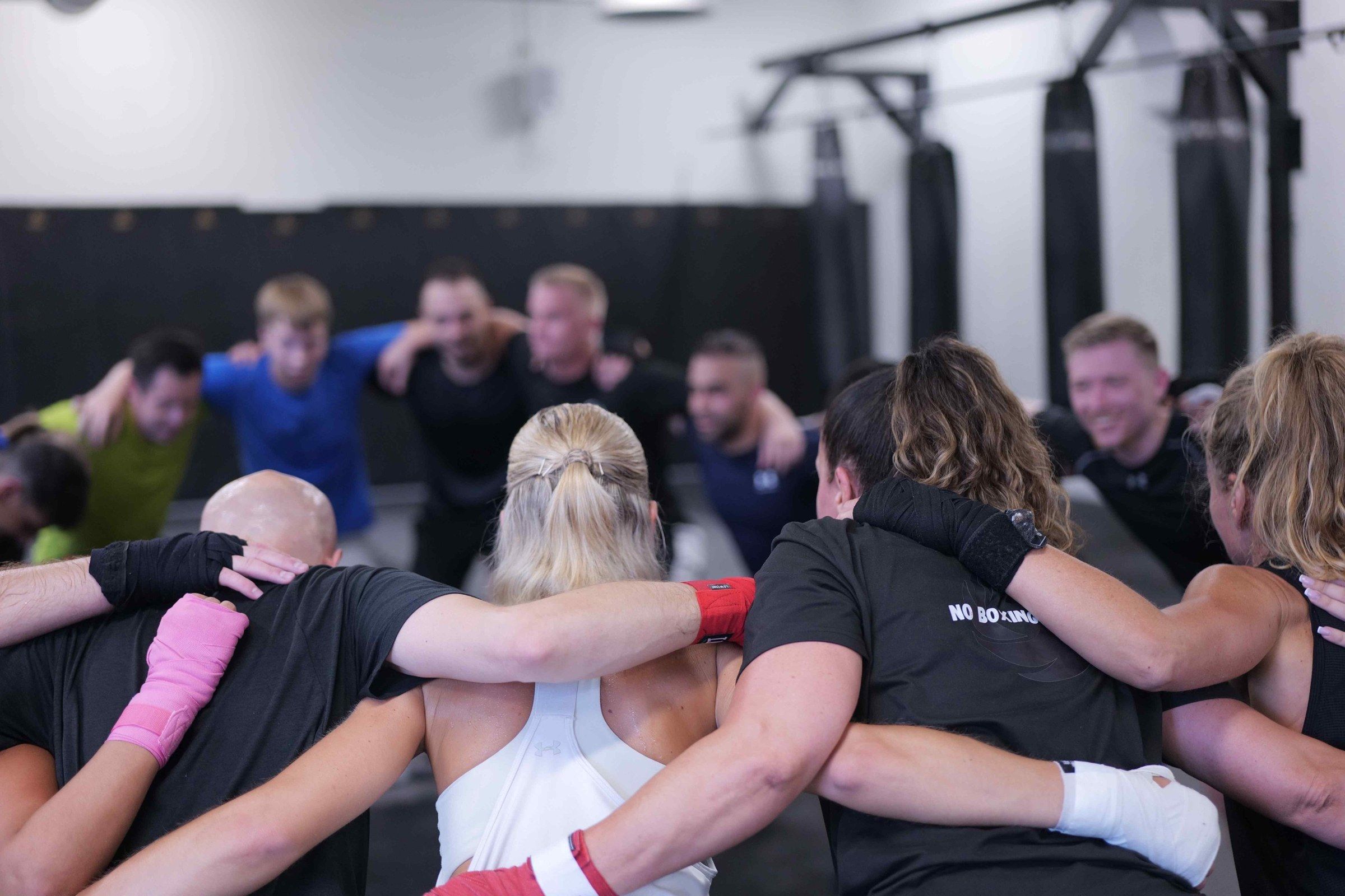 Medlemmar samlas i en ring efter träningen